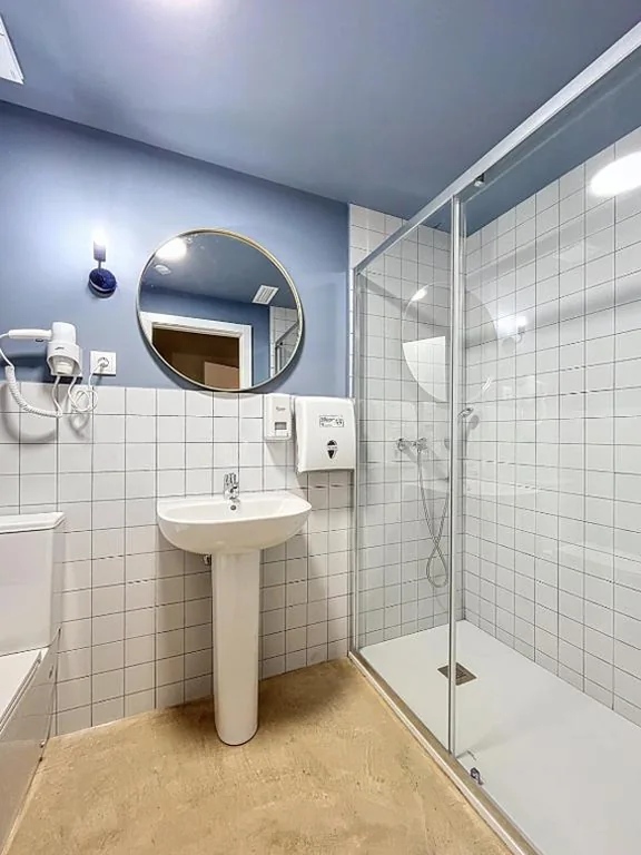 混合宿舍间的双层床 — Lemon Hostel Altea habitaciones privadas y compartidas
