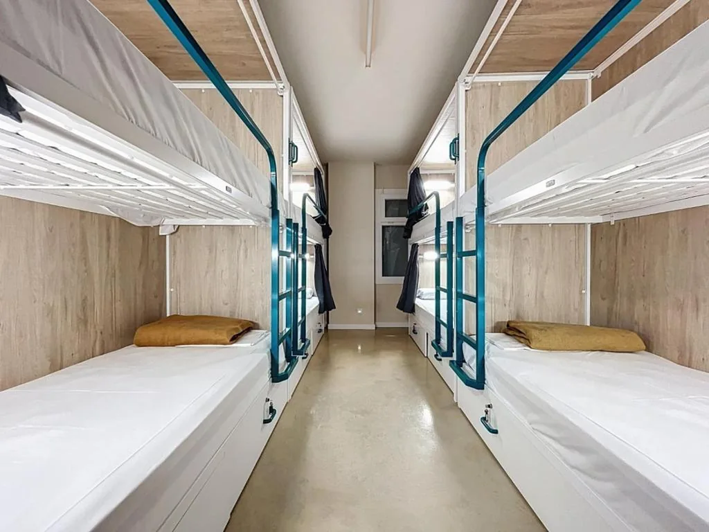 混合宿舍间的双层床 — Lemon Hostel Altea habitaciones privadas y compartidas