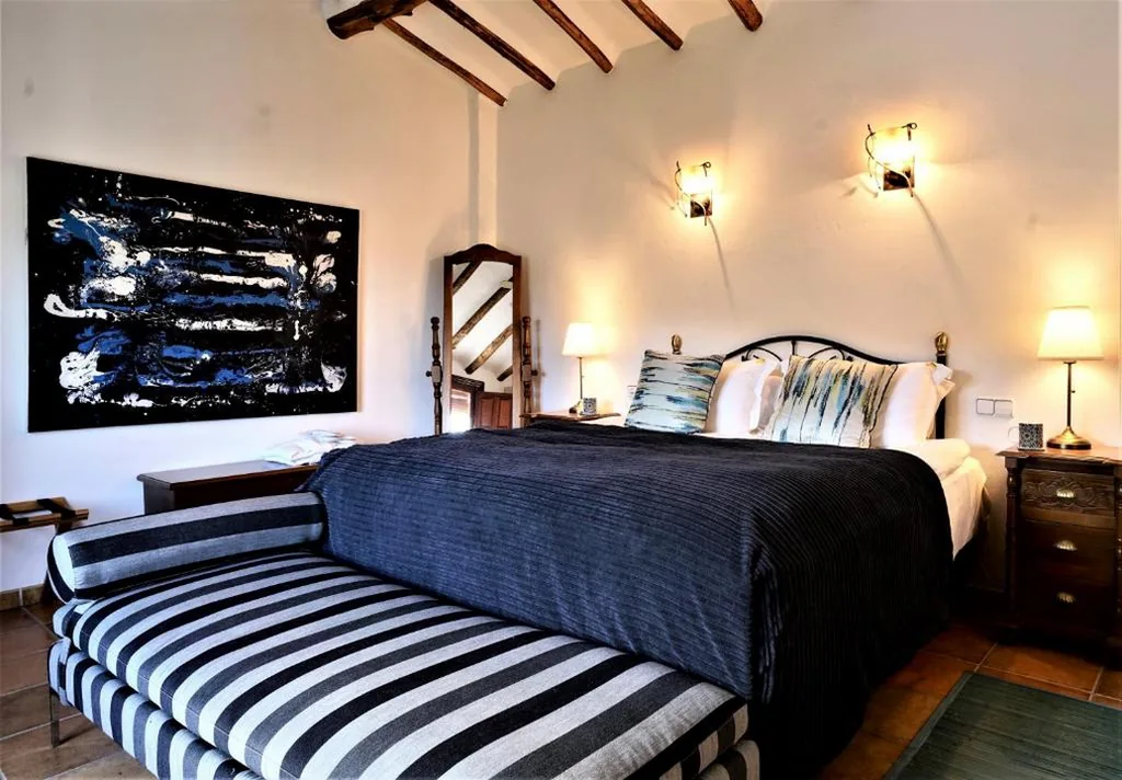 Habitación con cama extragrande y balcón — Lemon Tree Retreat at El Amparo