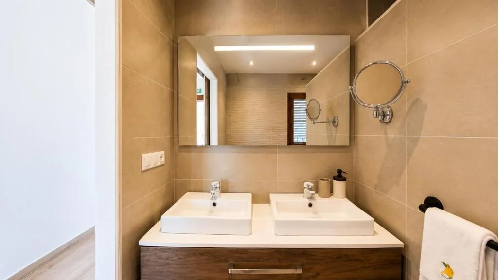 Suite con cama grande y balcón — Lemon Tree Retreat at El Amparo