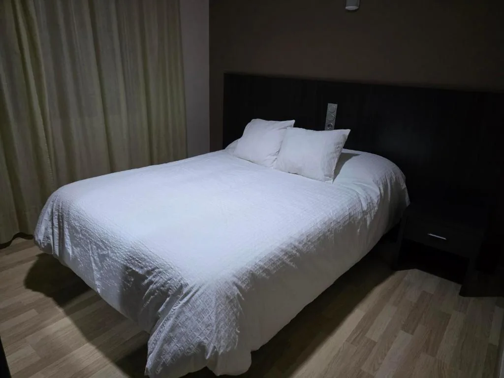 Zimmer mit großem Bett — LENGÜETERO S.L