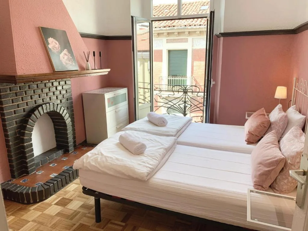 Chambre double avec salle de bains commune - 2 lits — Leon Hostel