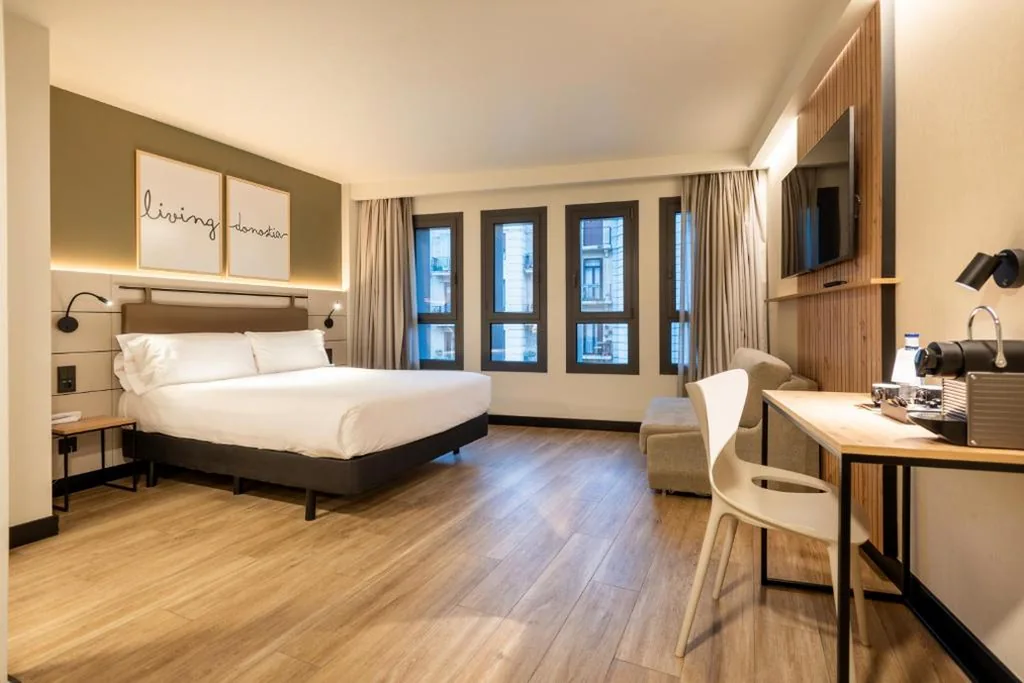 Habitación Triple Deluxe — Leonardo Boutique Hotel San Sebastián