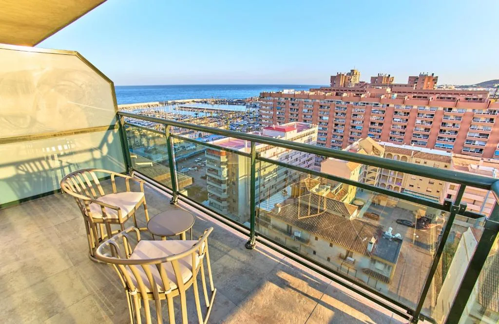 Quarto Duplo Superior com vista lateral para o mar - 2 camas — Leonardo Hotel Fuengirola Costa del Sol