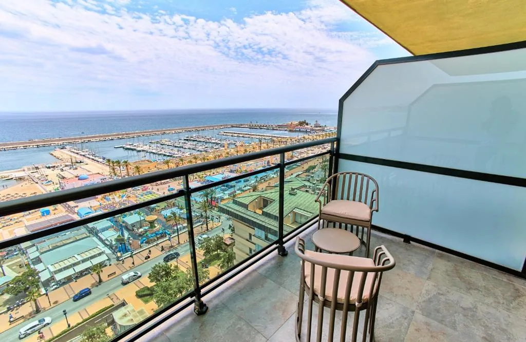 Quarto Triplo Deluxe com vista para o mar — Leonardo Hotel Fuengirola Costa del Sol