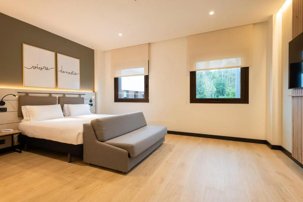 Habitación Triple Deluxe — Leonardo Hotel San Sebastián