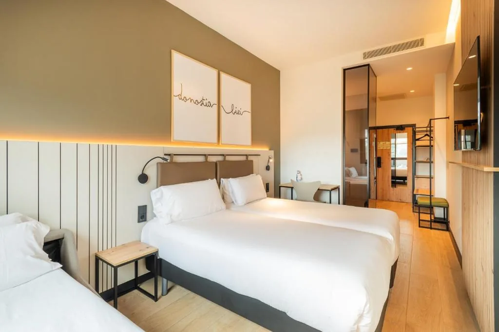 Habitación Triple Superior — Leonardo Hotel San Sebastián