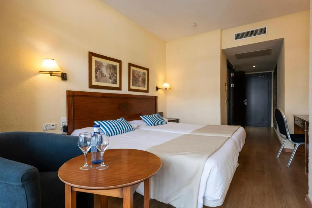 Doppelzimmer mit seitlichem Meerblick – 1 oder 2 Betten — Leonardo Hotel Torremolinos Costa Del Sol
