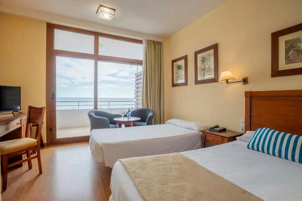 Dreibettzimmer Deluxe mit Meerblick — Leonardo Hotel Torremolinos Costa Del Sol