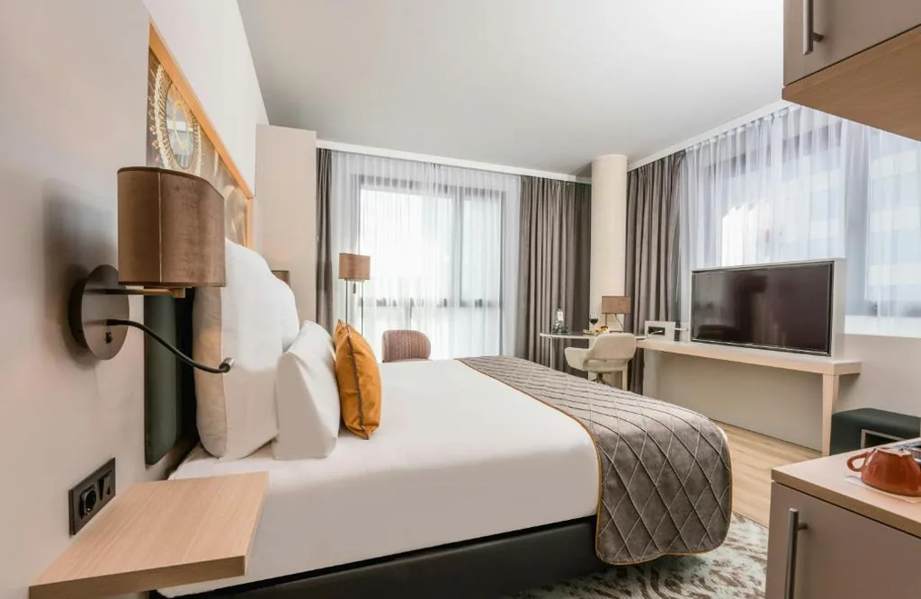 Deluxe-Dreibettzimmer — Leonardo Royal Hotel Barcelona Fira
