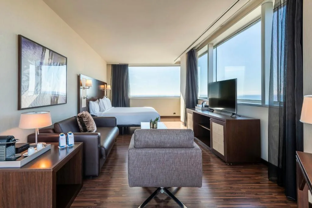 Suite Triple avec vue sur la mer — Leonardo Royal Hotel Barcelona Forum