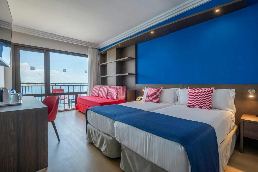 Habitación Triple Superior con vistas laterales al mar — Leonardo Royal Hotel Mallorca