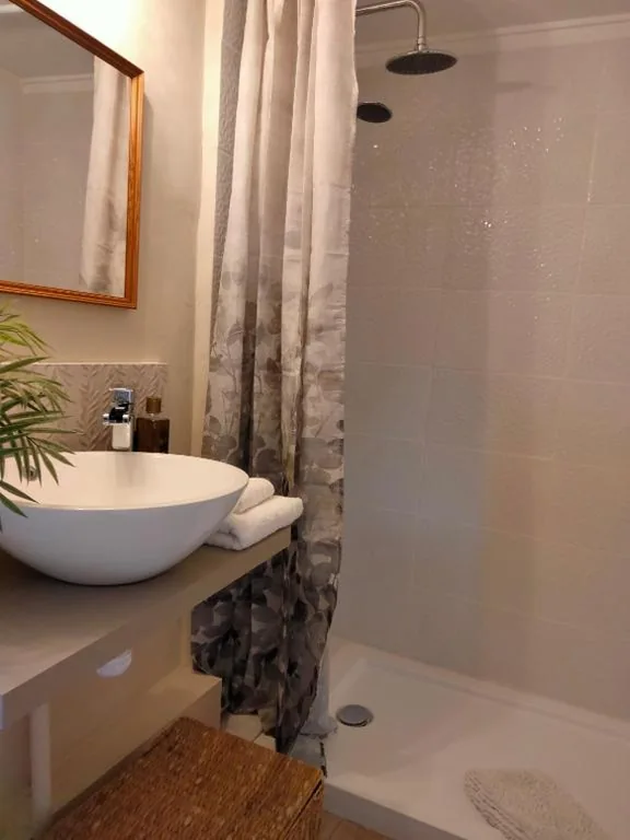 専用バスルーム付きダブルルーム — Les Penyetes Boutique Bed and Breakfast