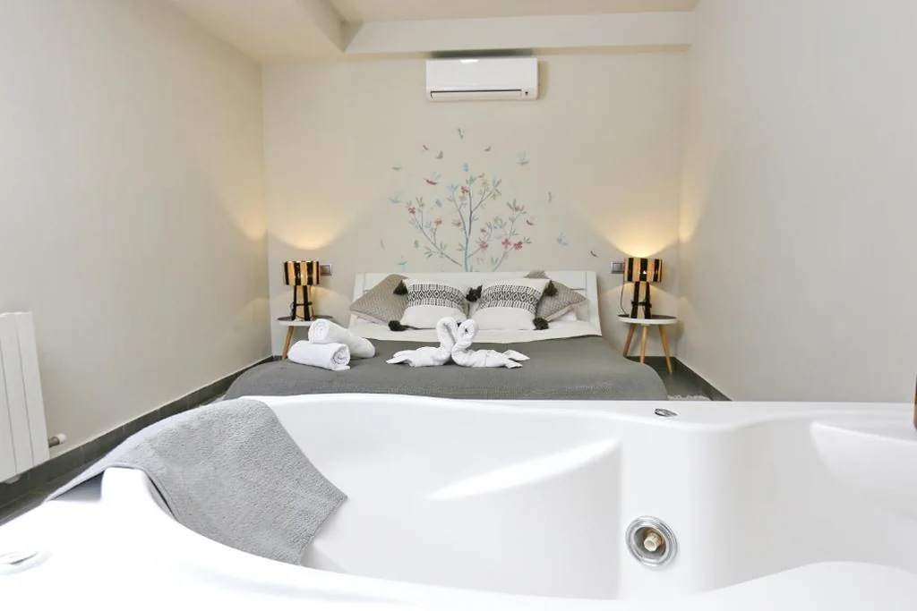 Estudio Deluxe con cama grande — Les Suites