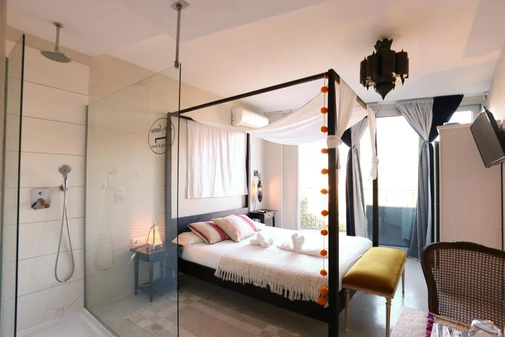 Habitación Doble Deluxe con balcón — Les Suites