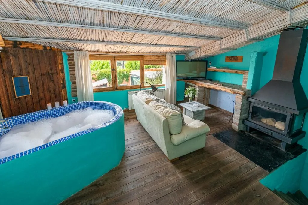 Suite con vasca idromassaggio — Les Vinyes Alojamiento Rural Boutique & SPA