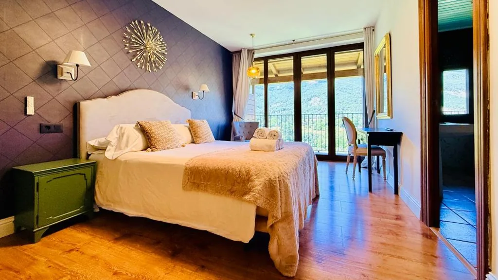 Habitación Doble con vistas a la montaña — Leyendas Del Pirineo Turismo Rural