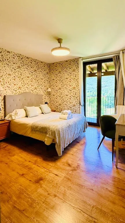 Habitación Doble con vistas a la montaña — Leyendas Del Pirineo Turismo Rural