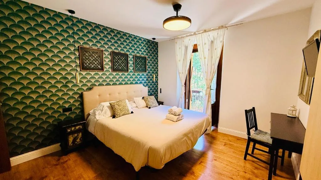 Habitación Superior con cama extragrande — Leyendas Del Pirineo Turismo Rural