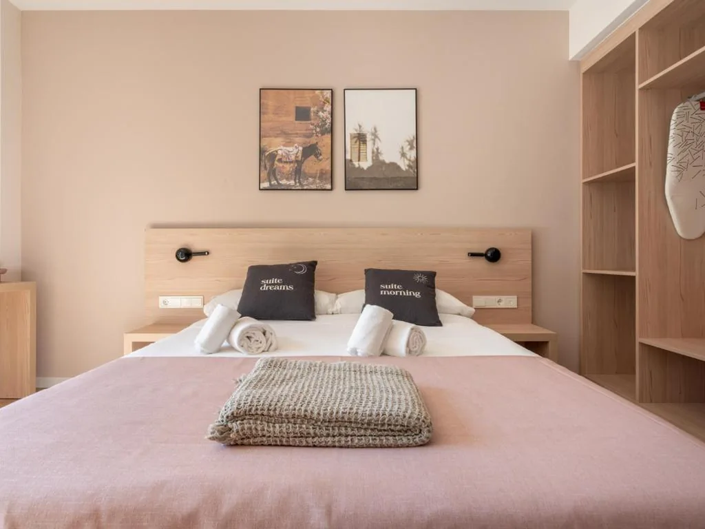 Camera doppia con balcone — Limehome Barcelona Carrer de Besalú 82