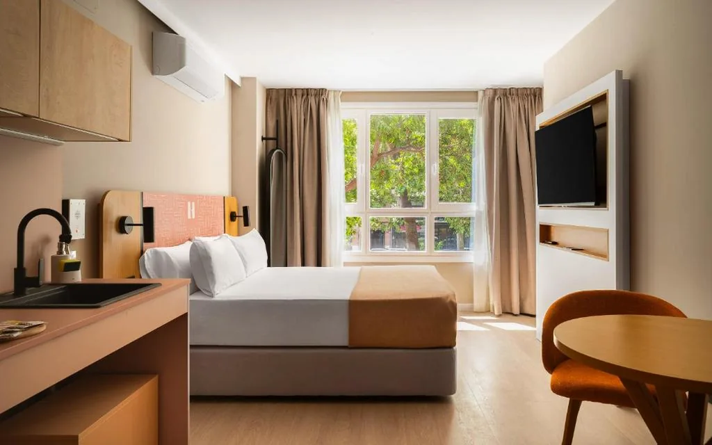 Studio (wheelchair accessible) — Limehome Valencia Gran Vía