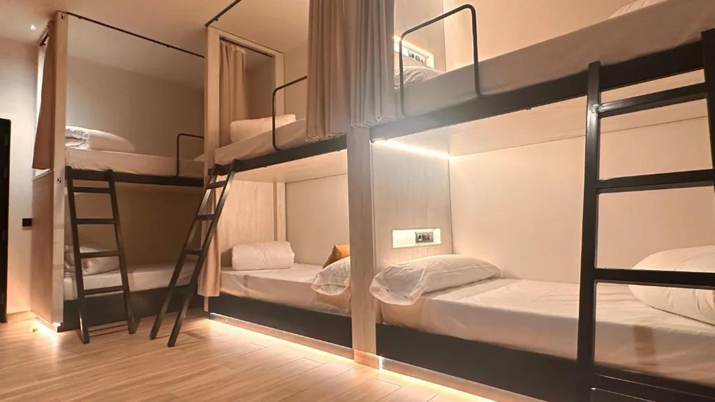 Cama en habitación compartida mixta de 6 camas — Literal Hostel Madrid