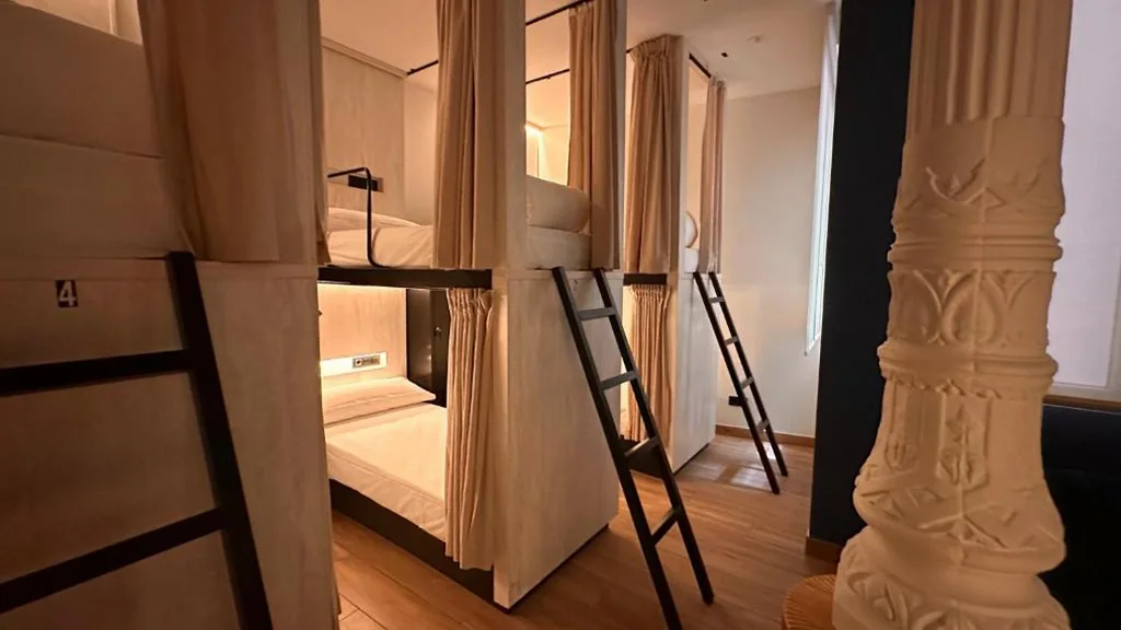 Cama Individual en habitación compartida femenina — Literal Hostel Madrid