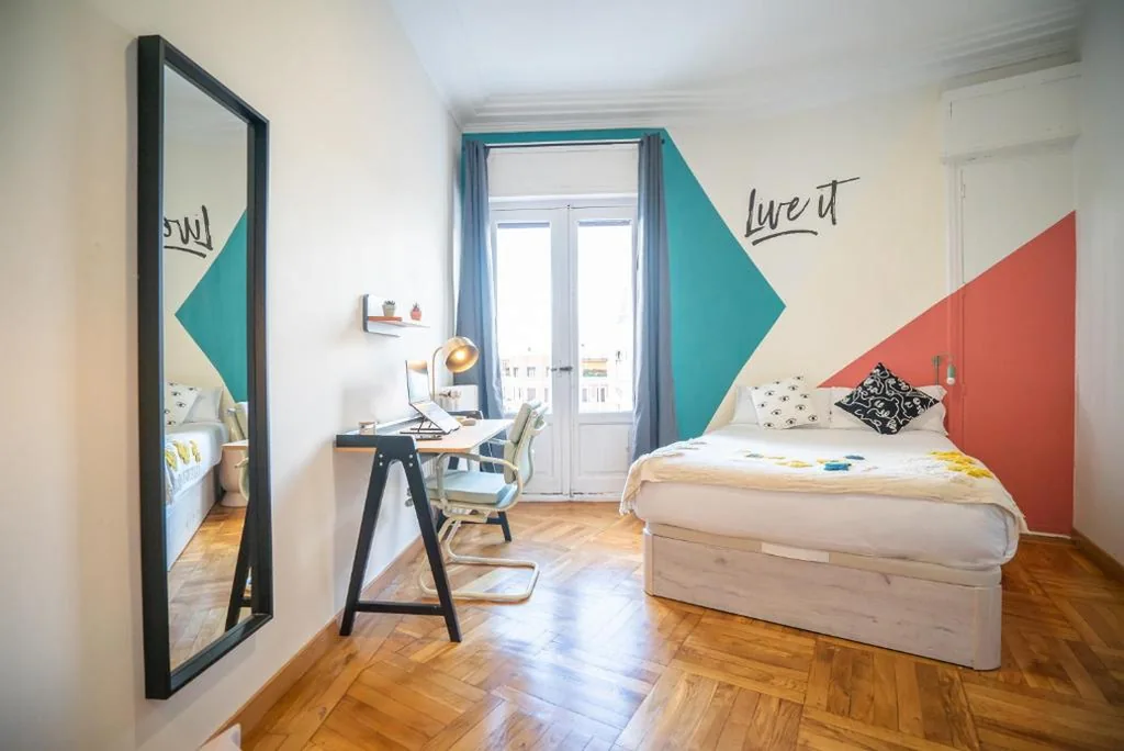 Habitación Doble Estándar con baño compartido — Live It Madrid Chamberi