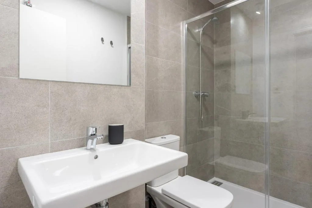 Chambre avec salle de bains commune - grand lit — Live It Malaga