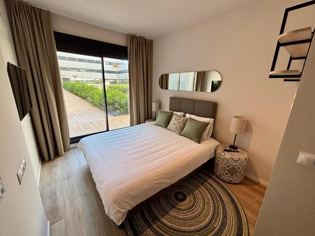 Chambre avec grand lit — Living Experience Granada