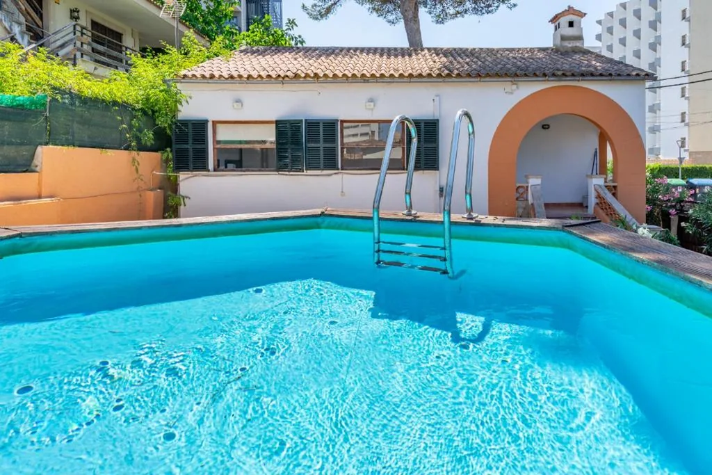 Villa con piscina privada — Llinya 7
