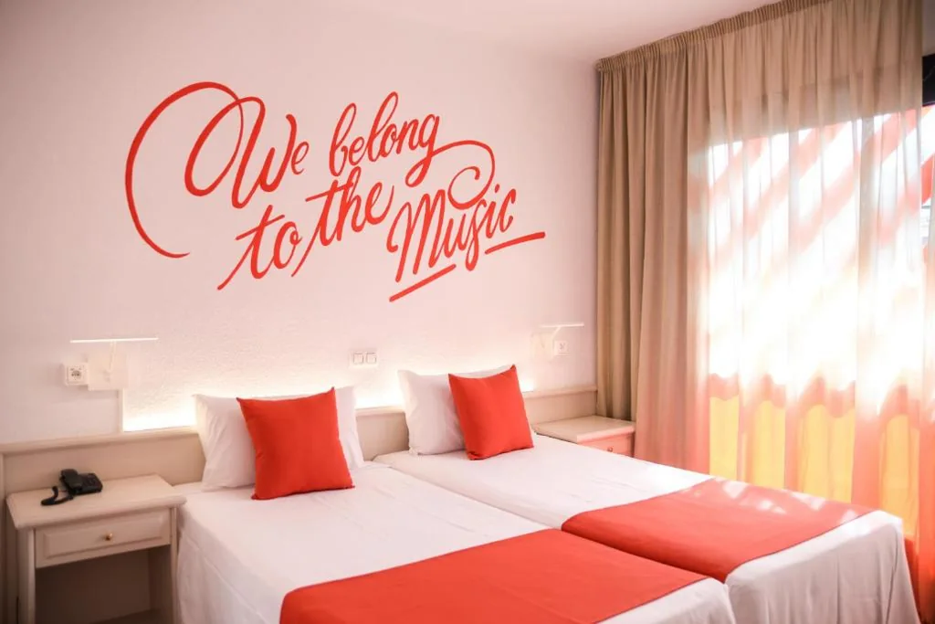 Camera Deluxe Tripla (3 adulti) — Lloret Vibe Affiliated by FERGUS