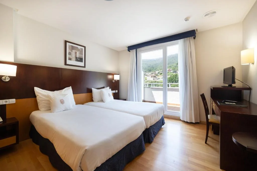 Comfort Double Room with Balcony and Spa Access — Lobios Caldaria Hotel Balneario