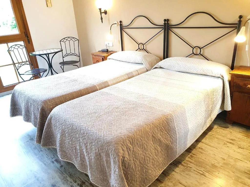 Doppelzimmer mit 2 Betten — Los Acebos Arriondas