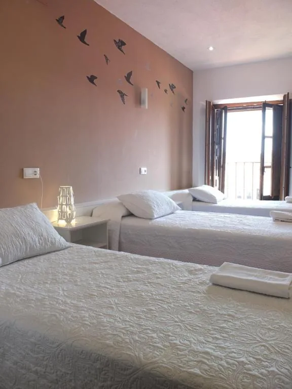 Habitación Triple con baño compartido — Los Angeles Plaza