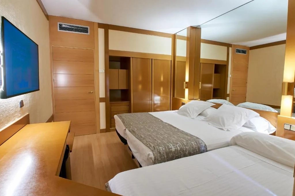 Tweepersoonskamer met extra bed (2 volwassenen + 1 kind) - 2 bedden — Los Arcos
