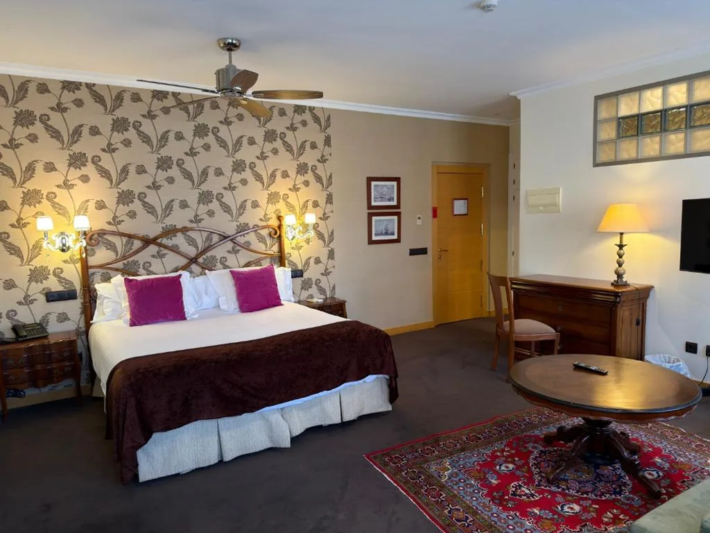 Chambre avec très grand lit et vue sur la montagne — Los Cinco Enebros Hotel & Spa by Bossh! Hotels
