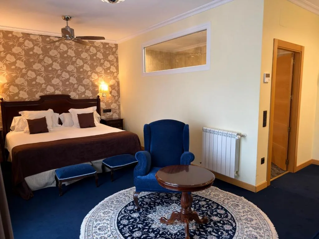 Chambre avec grand lit et balcon — Los Cinco Enebros Hotel & Spa by Bossh! Hotels
