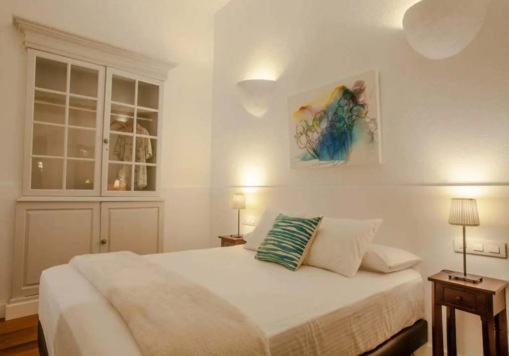 Standardzimmer mit großem Doppelbett — Los Lirios Hotel Rural - Adults Only