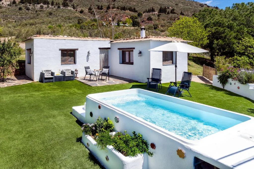 Apartment with Shower — Los Llanos Soportújar- La Alpujarra