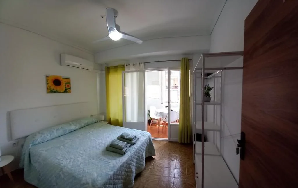 Habitación Doble con baño compartido — LOVE ALICANTE