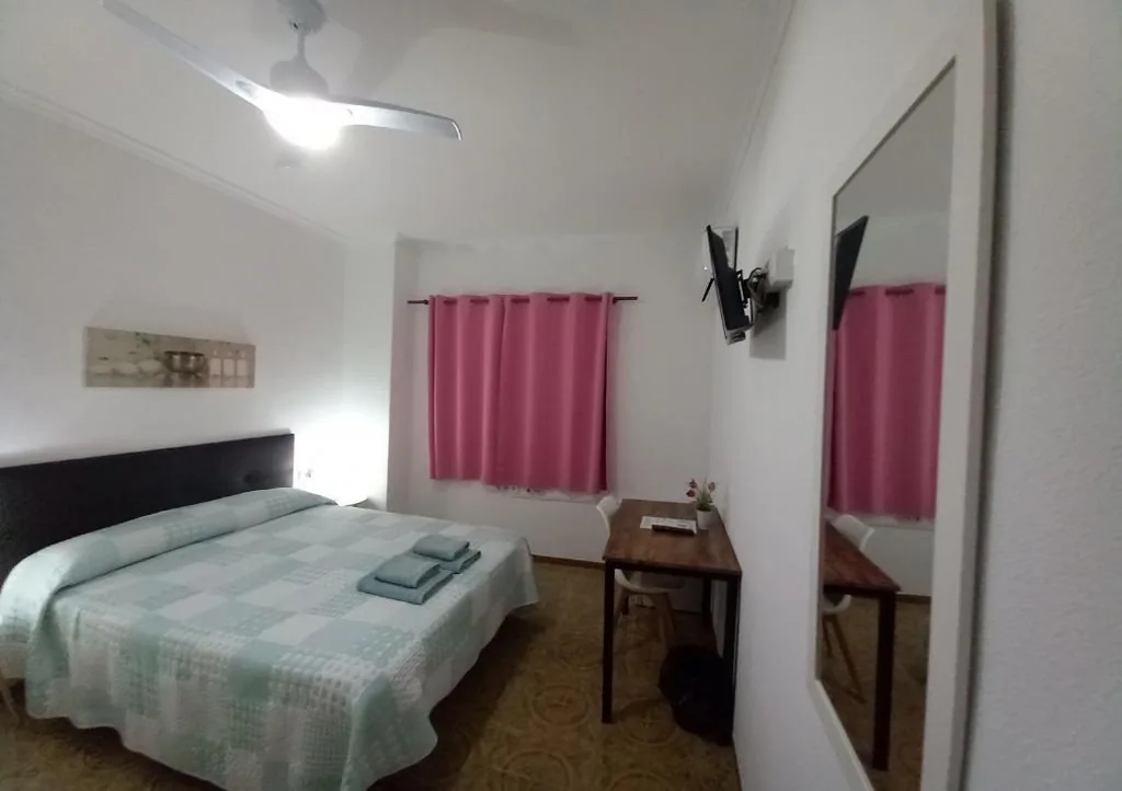 Habitación Doble con baño privado — LOVE ALICANTE