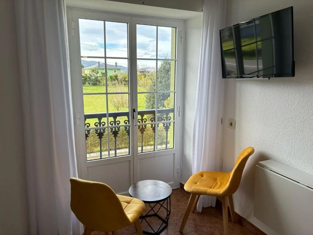 Doppelzimmer mit Balkon — Luarca Zabala