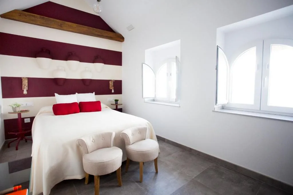 Standard Double Room - Third floor — Lukanda Hospec Olehousing