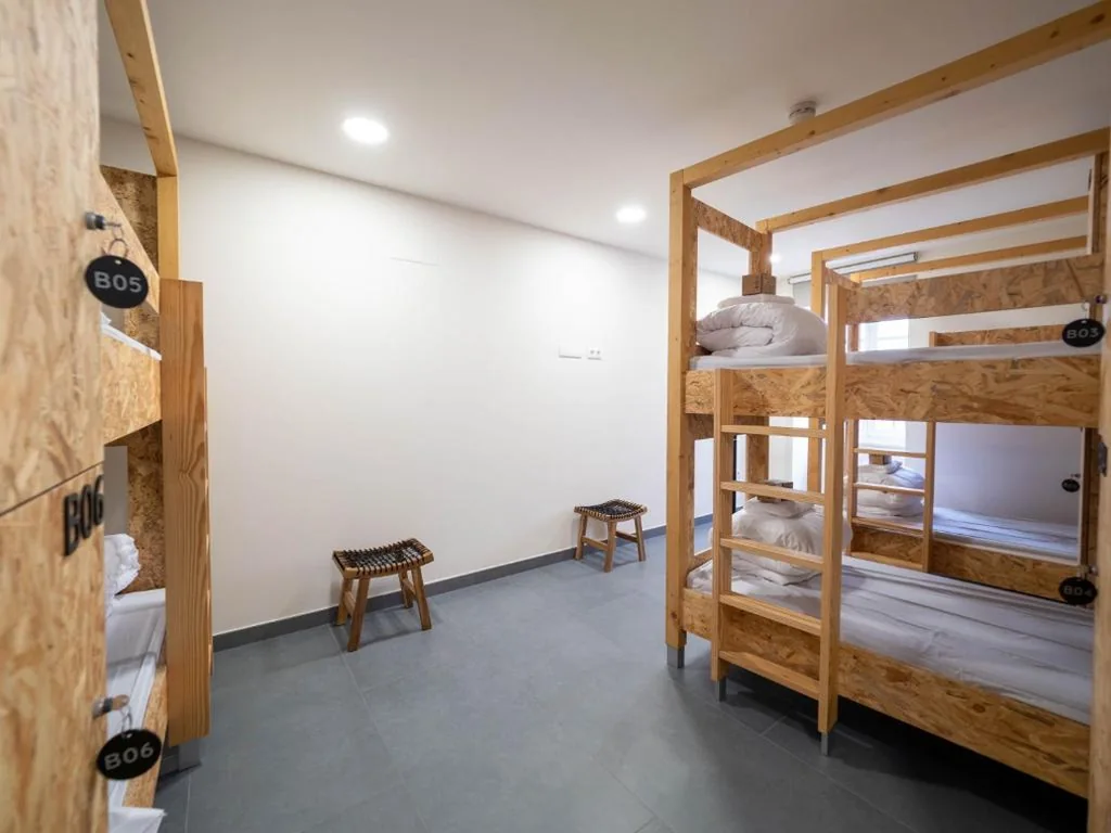 Cama Individual en habitación compartida femenina — LUMEN ALBERGUE