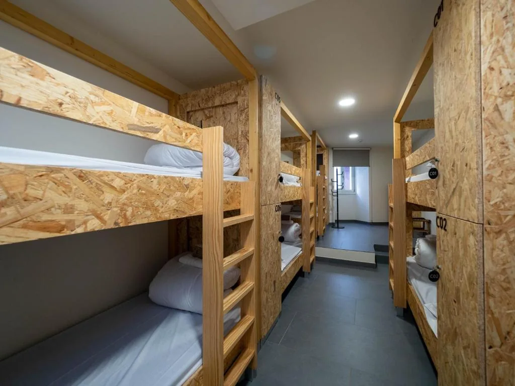 Cama Individual en habitación compartida masculina — LUMEN ALBERGUE