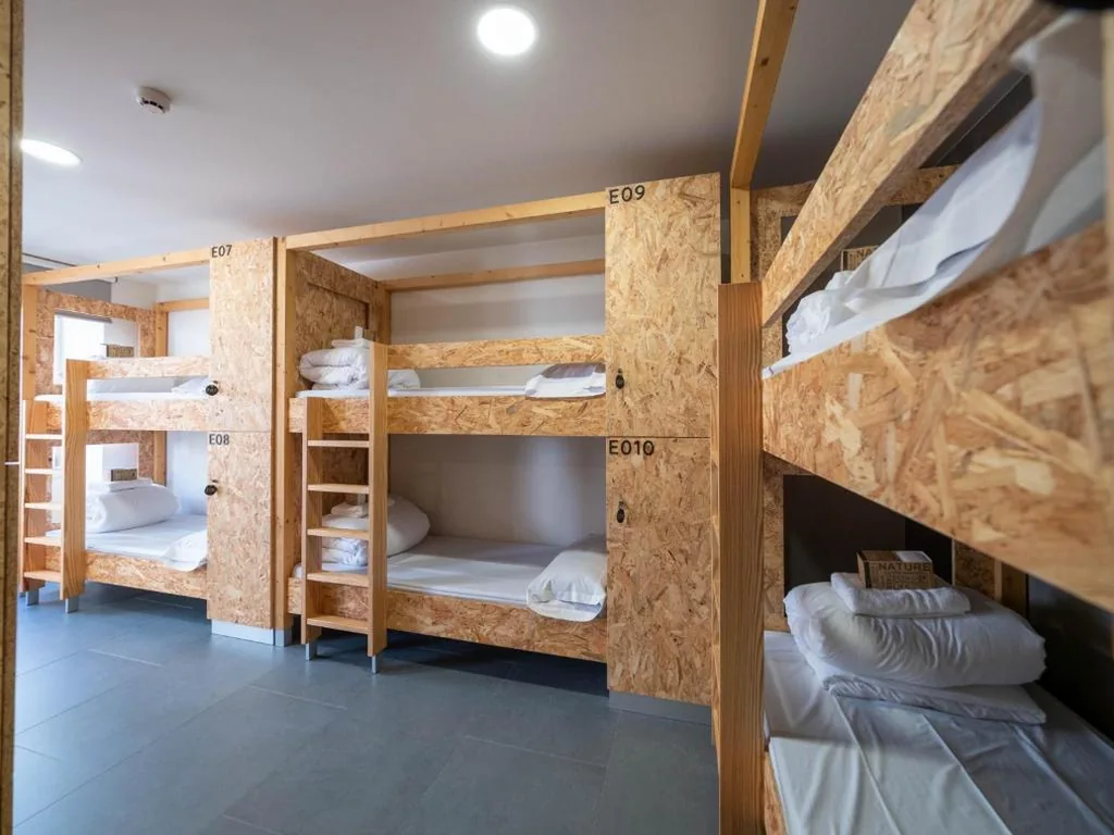 Cama individual en habitación compartida mixta — LUMEN ALBERGUE