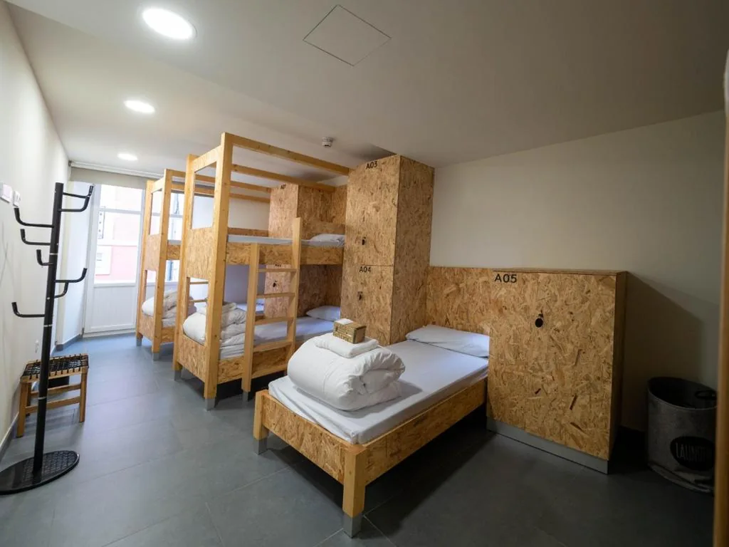 Cama individual en habitación compartida mixta — LUMEN ALBERGUE
