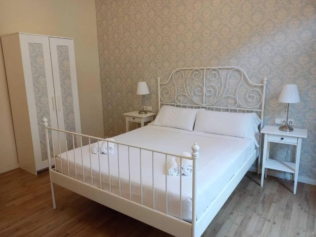 Quarto Duplo com casa de banho privativa externa — Lumine Luxury Suites by gaiarooms