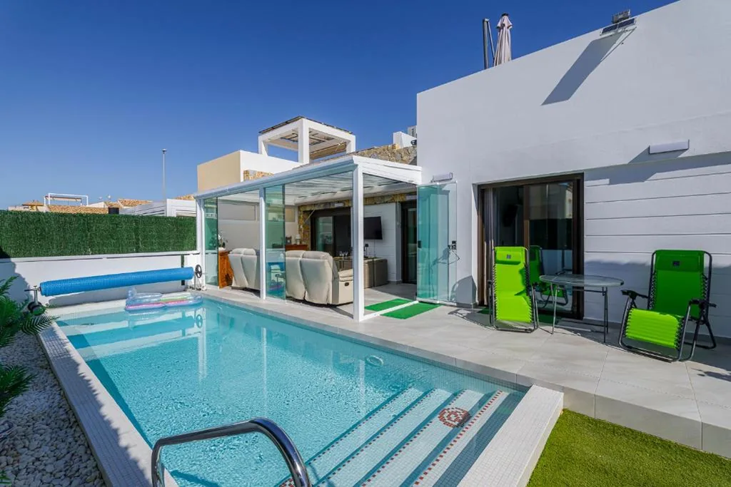 Villa de 3 dormitorios — Luxe villa met verwarmd zwembad